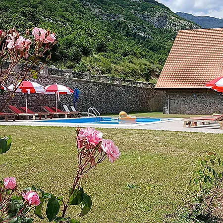 بيت للعطل Kulla E Andrrave *